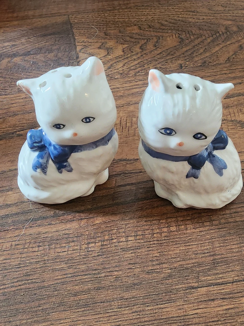 Vtg White Cat Salt and Pepper Shaker Set with Blue Bows